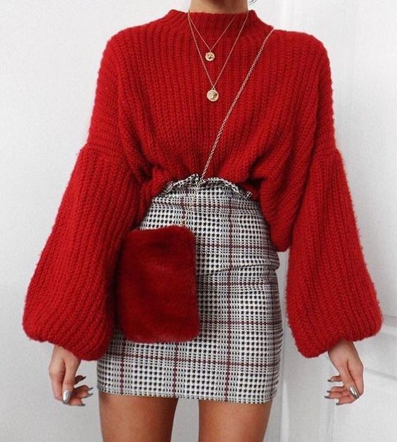 Mini faldas con sweater rojo
