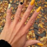 Diseños de uñas en color amarillo