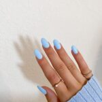 Diseños de uñas en color azul bebé