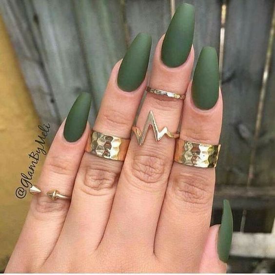 Diseños de uñas verde oliva