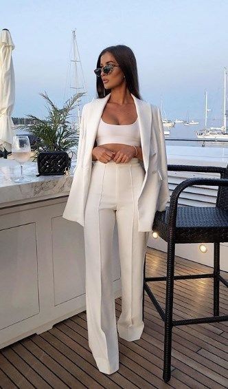 Look sofisticado con traje sastre color blanco