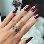 Los mejores diseños de uñas largas en tonos oscuros