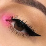 Ojos con delineador rosa
