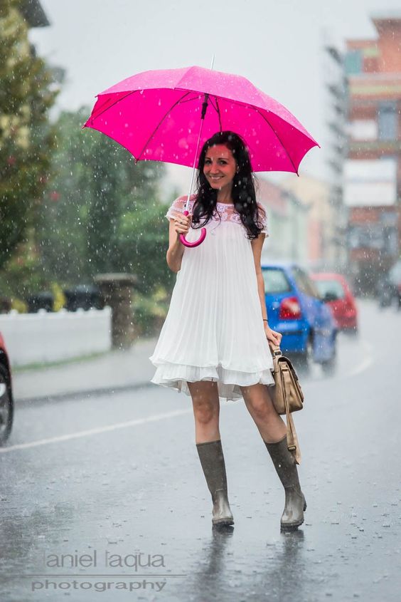 Outfits con vestidos para días lluviosos