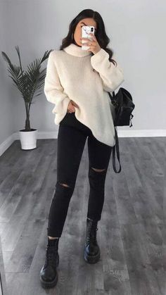 Outfits con jeans rotos y sweaters tejidos