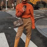 Pantalón café con sweater naranja