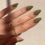 Propuestas de uñas para invierno color verde oliva