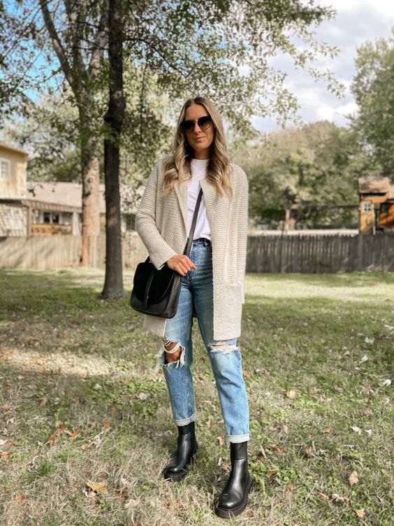 Cardigans y mom jeans con combat boots