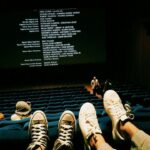 Fotos a sus pies en la sala de cine
