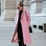 Looks de invierno con abrigos largos color rosa
