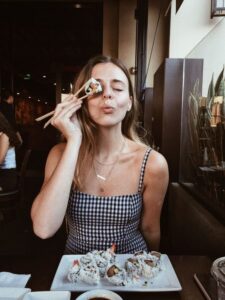 Tips para salir perfecta en las fotos mientras comes