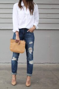 Camisas blancas de botones con jeans
