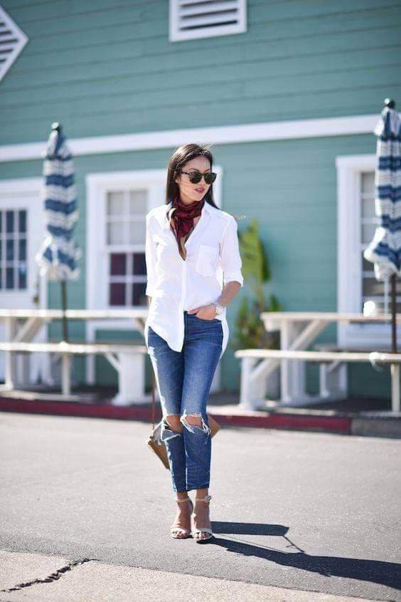 Combina blusas blancas con jeans y tacones