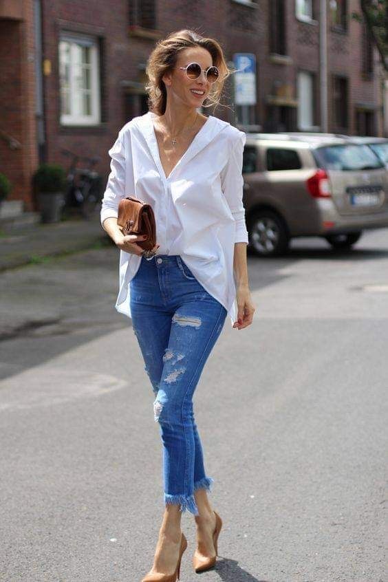 Combina blusas blancas con jeans y tacones