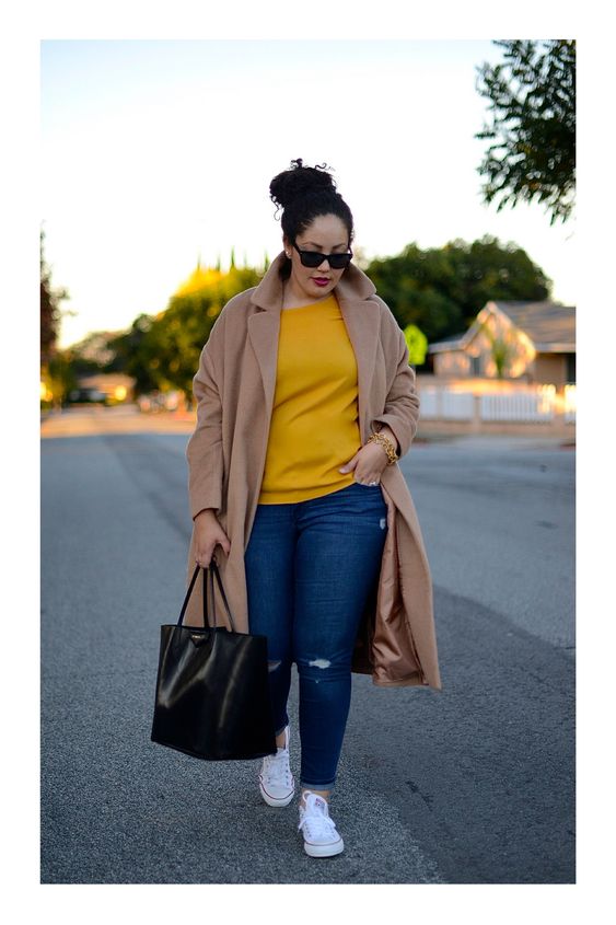 Jeans with a cardigan and sneakers