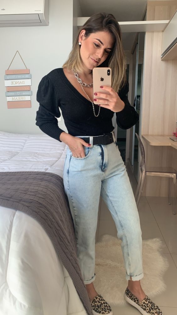 Looks de mom jeans con blusas negras