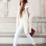 Los mejores looks casuales de invierno con pantalones blancos