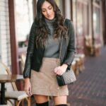 Minifalda con suéter y botas largas