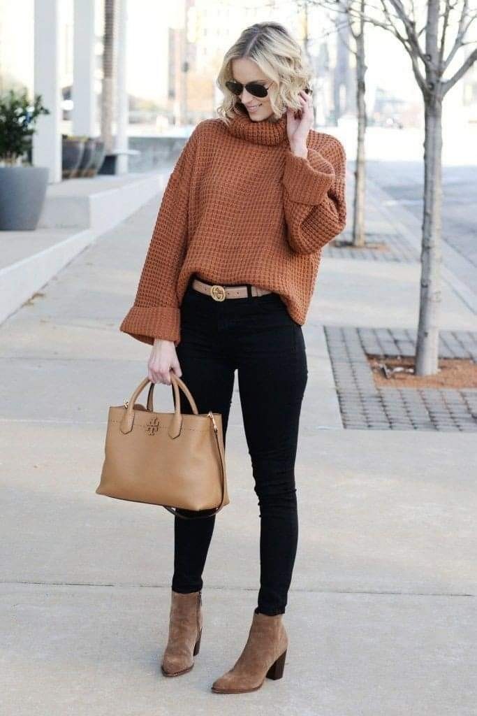 Botines claros con jeans negros y suéter