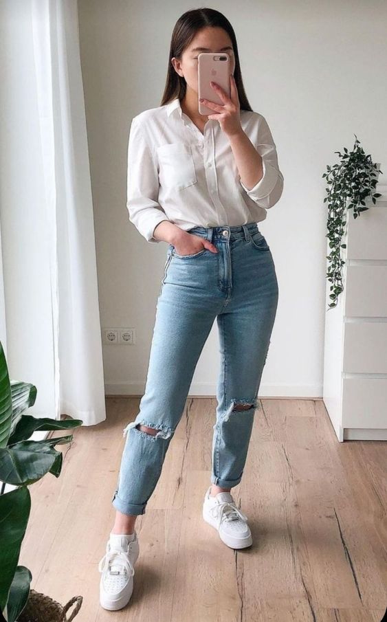 Camisa blanca con jeans y tenis