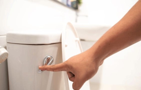 Detergente para ropa en el tanque del inodoro