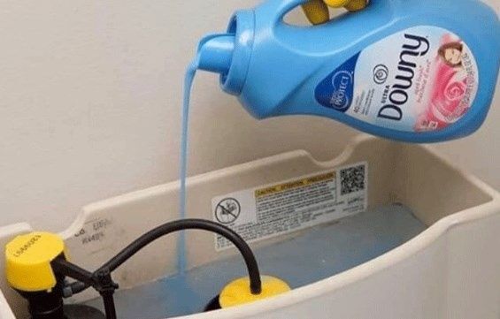 Detergente para ropa en el tanque del inodoro