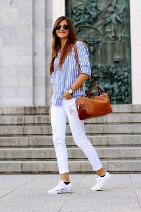 Jeans blancos con blusas a rayas