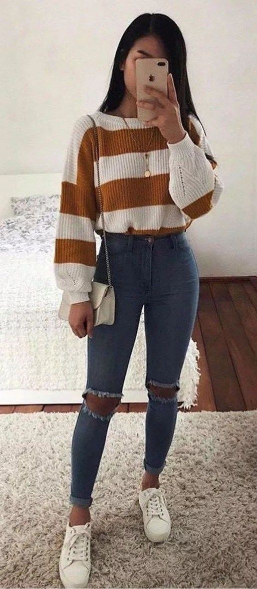 Jeans con sweater tejido y tenis