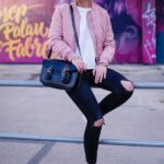 Jeans negros con chamarra rosa