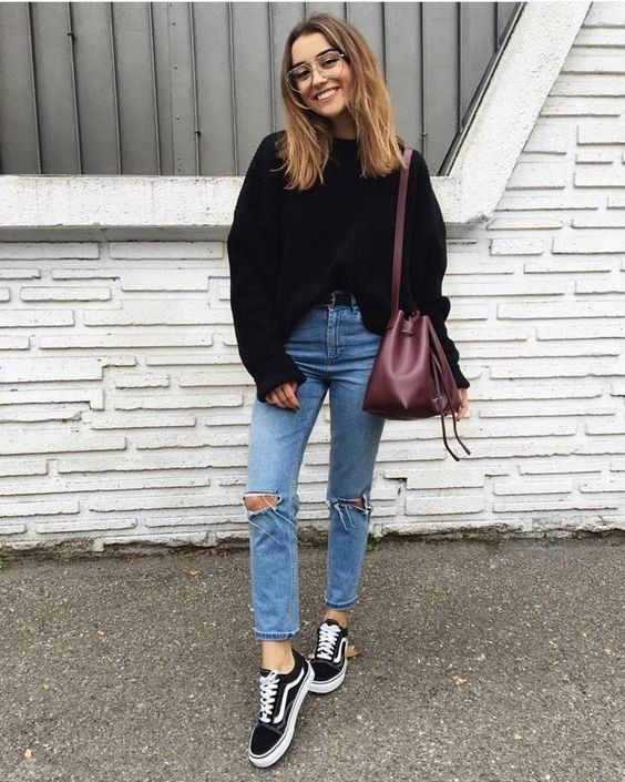 Looks estilosos con suéteres negros para invierno
