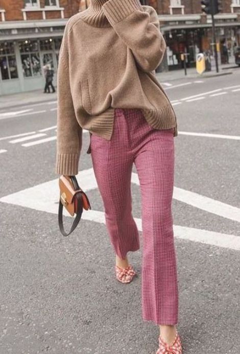 Looks con suéteres tejidos beige y pantalón rosa