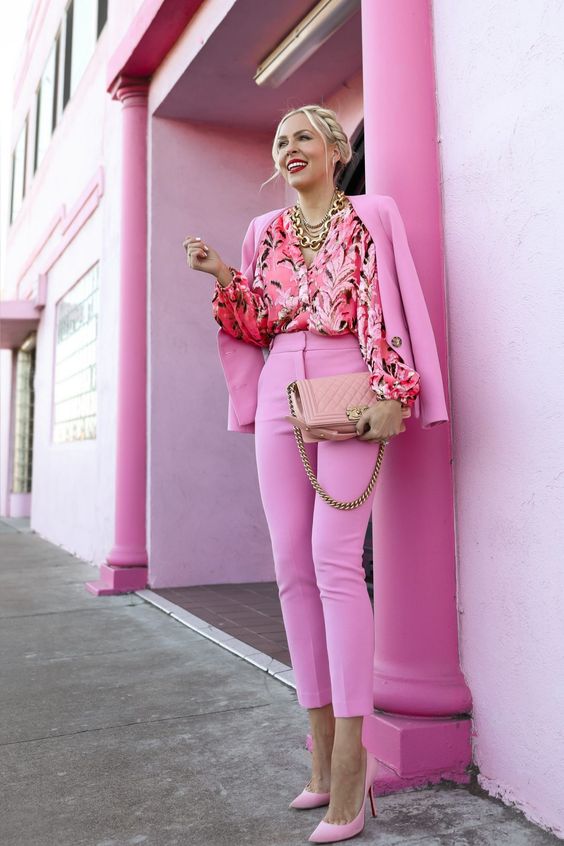 Outfits con color rosa