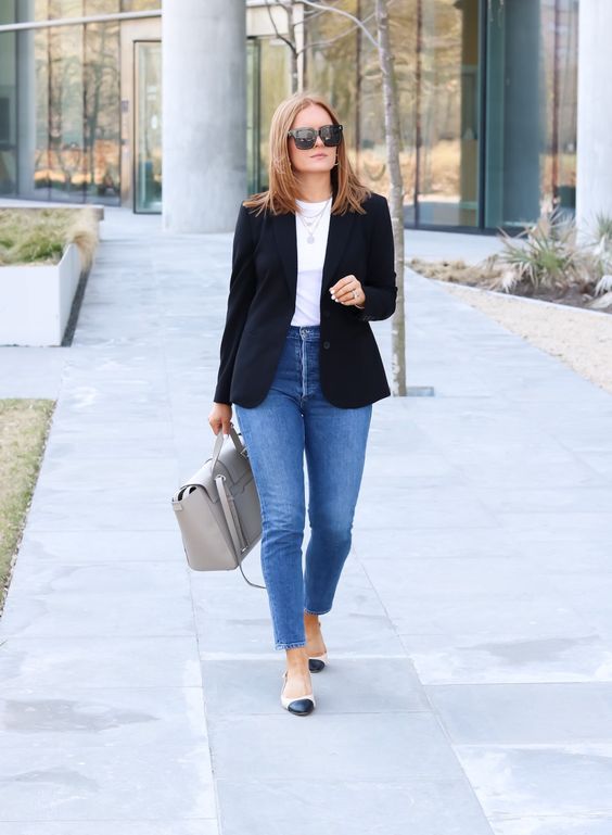 Outfits casuales con jeans perfectos para ir a la oficina
