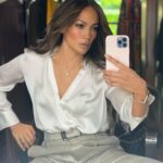 Blusas blancas de satén para lograr un look como el de Jennifer López