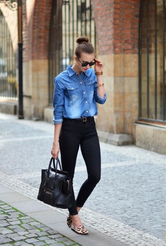 Combinación de blusa de mezclilla y jeans oscuros para outfit moderno con estilo
