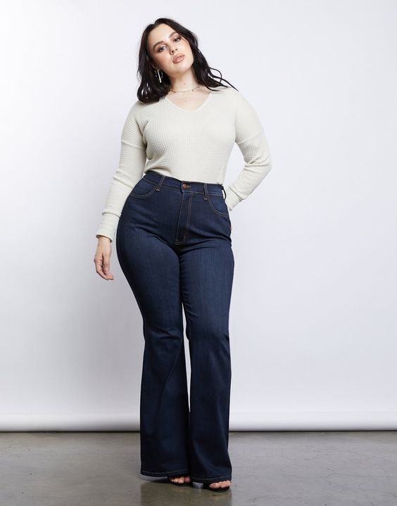 Outfits con jeans oscuros para chicas curvy