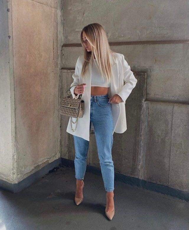 Jeans con crop top y blazer