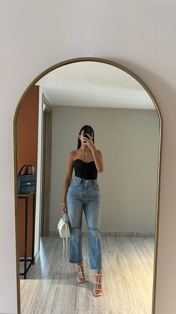Blusas de color negro y jeans anchos