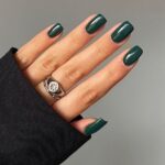 Diseños de uñas verde oscuro