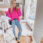 Looks casuales con jeans y suéter rosa