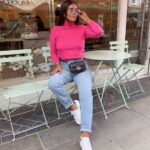Looks casuales con jeans y suéter rosa