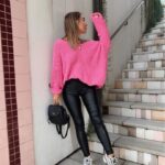 Looks de inspiración para combinar un suéter rosa