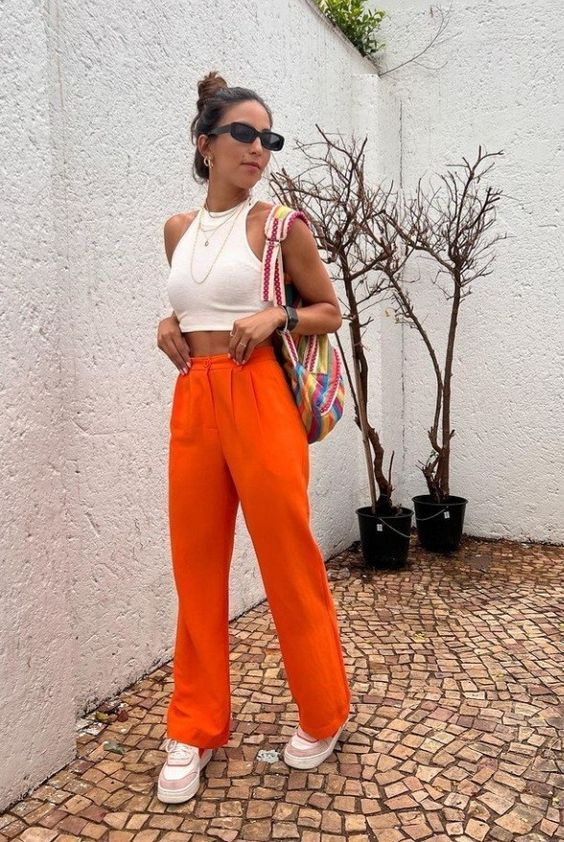 Outfits con pantalón naranja