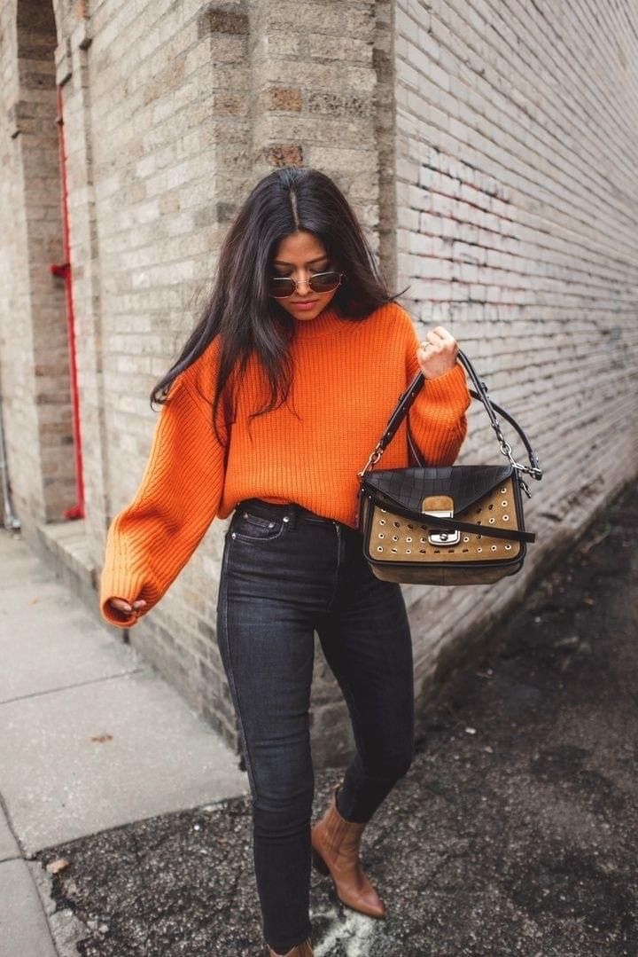 Outfits con suéter tejido naranja