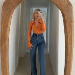 Blusas de color naranja con jeans