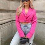 Ideas con blazers crop en color rosa