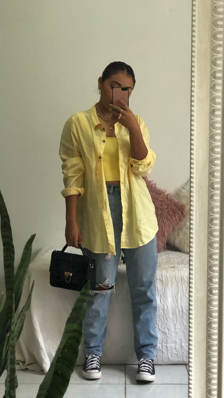 Jeans con camisas color amarillo