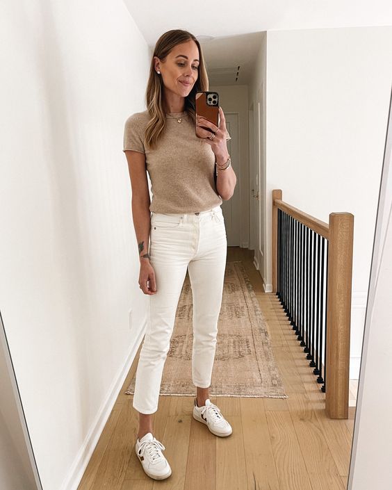 Looks casuales con jeans blancos y tenis