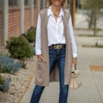 Outfits casuales con chalecos para mujeres maduras