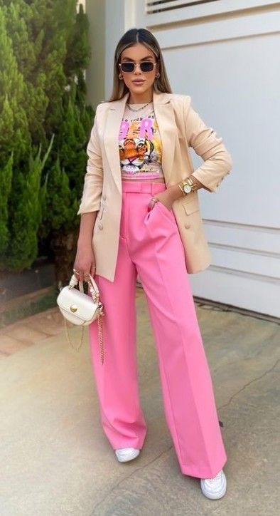 Outfits coloridos formales con tenis